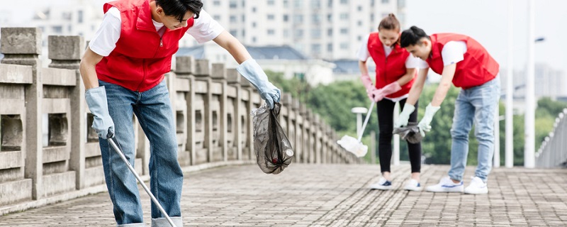 摄图网_501348375_wx_志愿者拾捡垃圾（企业商用）.jpg