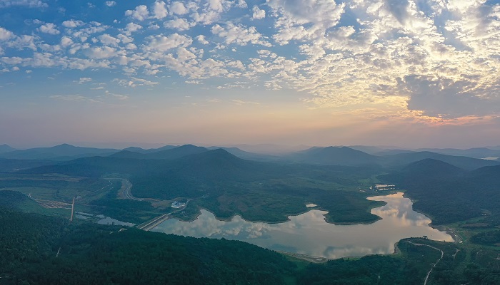 摄图网_501550346_湖北荆门白鹿山庄山顶俯瞰日出乡村水库长图（企业商用）.jpg