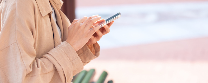 摄图网_501614039_banner_青年女性坐在椅子上休息玩手机（企业商用）_副本.jpg
