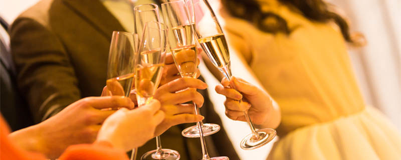 摄图网_500758544_年轻男女聚会喝酒碰杯（企业商用本.jpg
