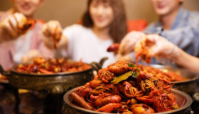 摄图网_501334821_青年聚会吃小龙虾（企业_副本.jpg