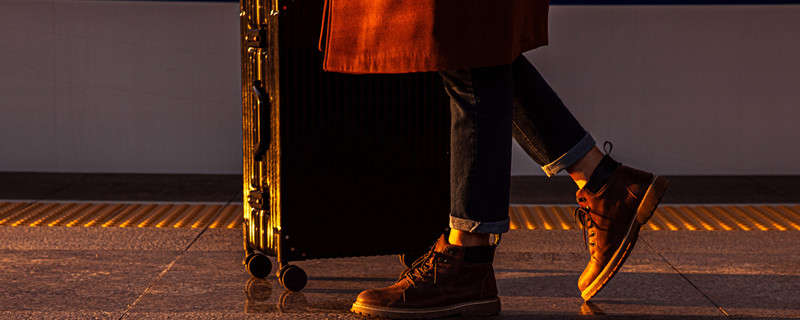 摄图网_501539529_banner_青年男性赶高铁特写（企业商用）_副本.jpg