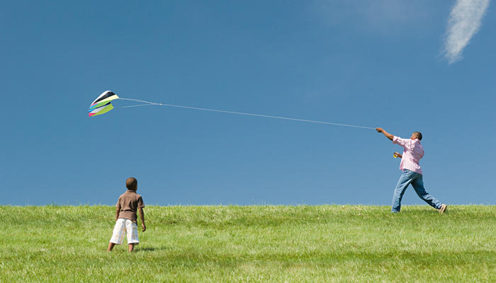 74父亲玩风筝的父子（企业商用）_副本.jpg