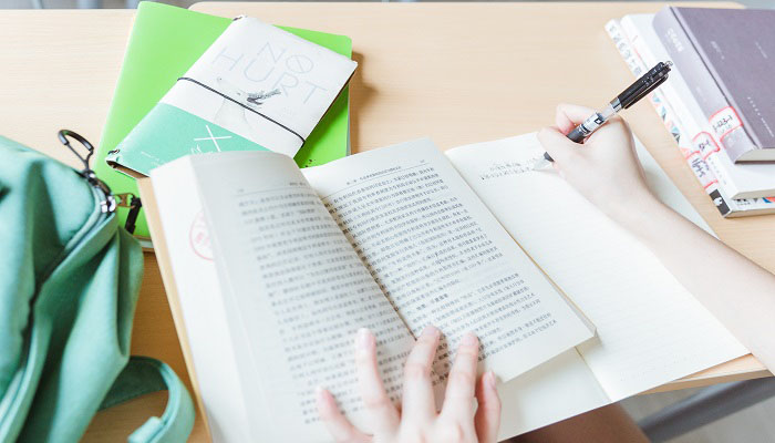 摄图网_500625637_大学教室女生写作特写(企业商用).jpg 摄图网_500625637_大学教室女生写作特写(企业商用).jpg