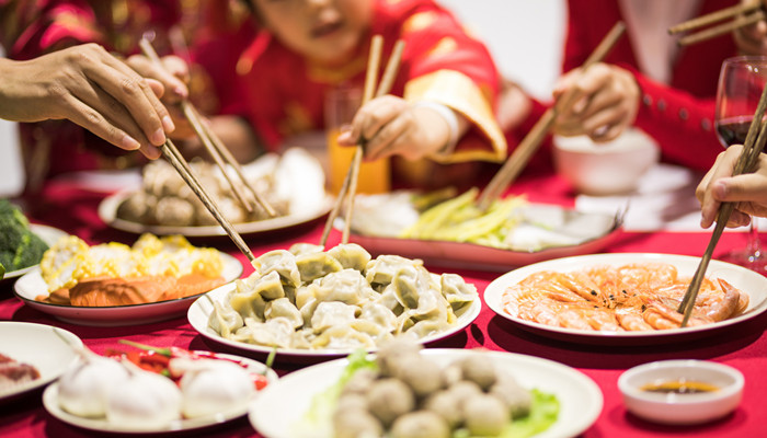 摄图网_500771637_banner_年夜饭团圆饭吃饺子特写（企业商用）_副本.jpg