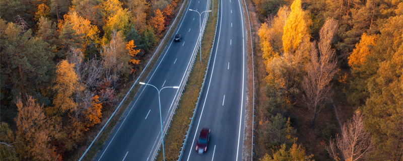 摄图网_300887291_banner_秋天日落时美丽的树林与公路美景（企业商用）高速公路1_副本.jpg