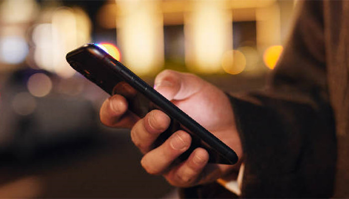 摄图网_501810029_banner_商务男士路边等车看手机特写(企业商用)_副本_副本.jpg 摄图网_501810029_banner_商务男士路边等车看手机特写(企业商用)_副本_副本.jpg