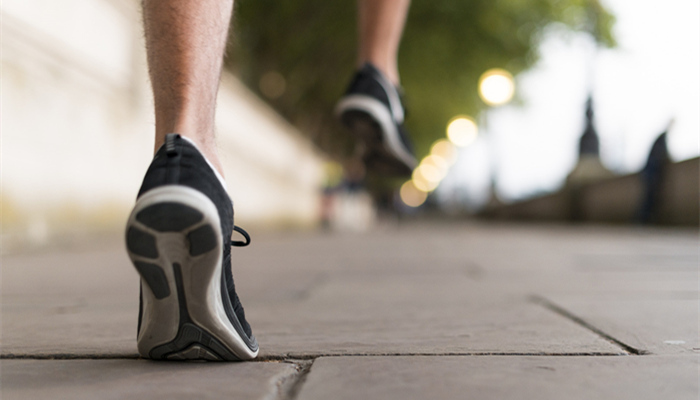 摄图网_501517733_banner_穿着运动鞋在人行道上跑步的年轻男性跑步者（企业商用）_副本.jpg