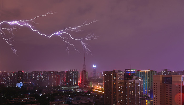 摄图网_501632381_banner_暴风雨前夕的闪电（企业商用）_副本.jpg