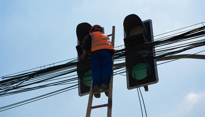 摄图网_500882636_banner_蓝天下维修线路的工人（企业商用）_副本.jpg