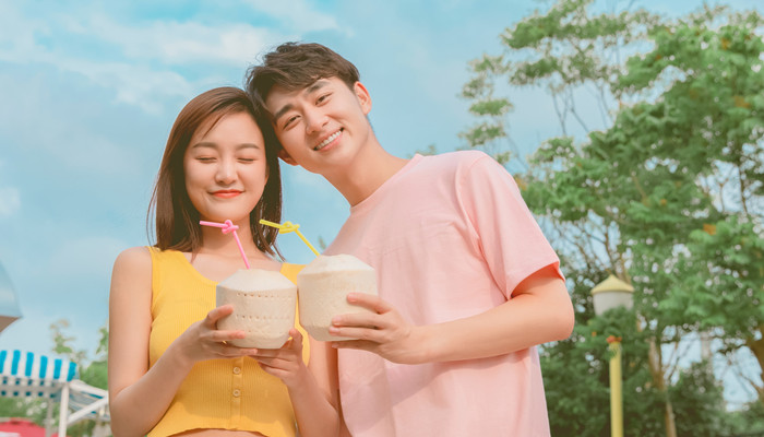 摄图网_501780387_banner_情侣游乐园喝椰汁(企业商用)_副本.jpg 摄图网_501780387_banner_情侣游乐园喝椰汁(企业商用)_副本.jpg