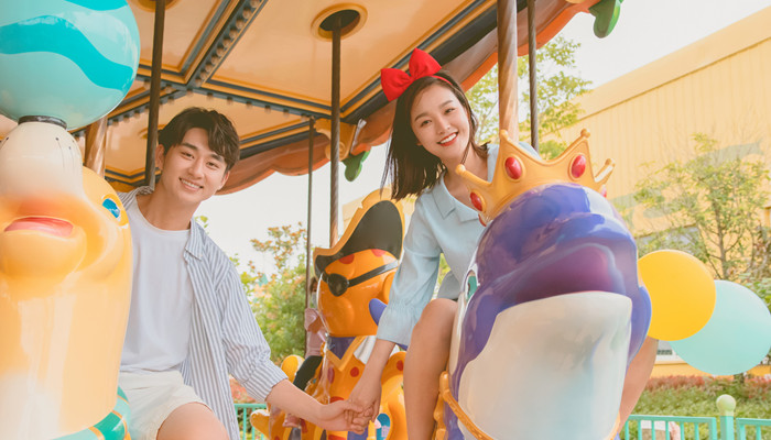 摄图网_501780391_banner_情侣游乐场游玩坐旋转木马(企业商用)_副本.jpg 摄图网_501780391_banner_情侣游乐场游玩坐旋转木马(企业商用)_副本.jpg