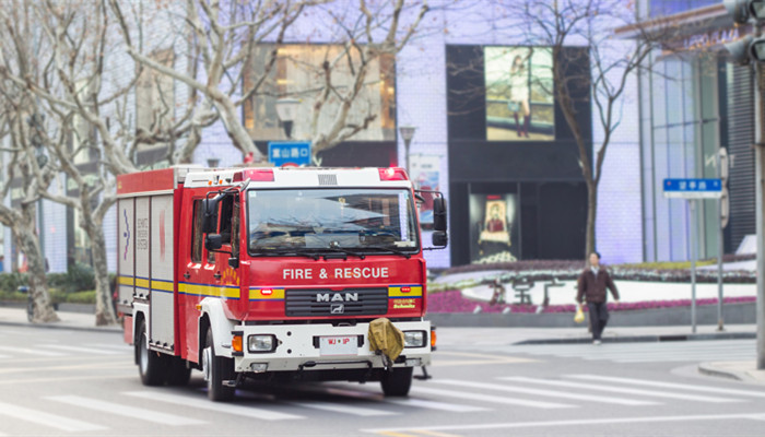 摄图网_500958861_banner_行驶在路上的消防车（企业商用）_副本.jpg