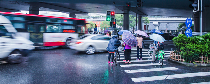 摄图网_500458354_banner_雨天街头行人过马路（企业商用）1_副本.jpg