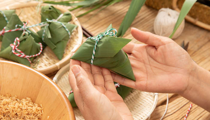 摄图网_501615224_端午节奶奶包粽子特写(企业商用)_副本.jpg 摄图网_501615224_端午节奶奶包粽子特写(企业商用)_副本.jpg