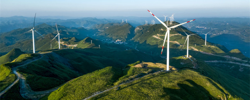 摄图网_501618952_banner_山顶草原风力发电风车航拍摄影图片（企业商用）_副本.jpg