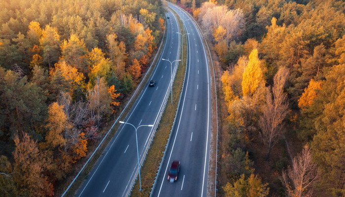 摄图网_300887291_banner_秋天日落时美丽的树林与公路美景（企业商用）_副本.jpg