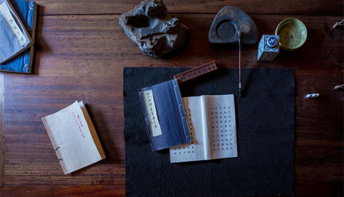 摄图网_500817433_桌案上的文房四宝(企业商用)_副本.jpg 摄图网_500817433_桌案上的文房四宝(企业商用)_副本.jpg