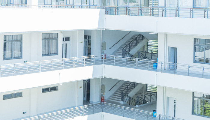摄图网_500383340_banner_大学校园教学楼教室（企业商用）_副本.jpg