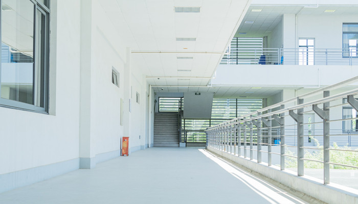 摄图网_500383324_banner_毕业季空旷的校园教学楼（企业商用）_副本.jpg