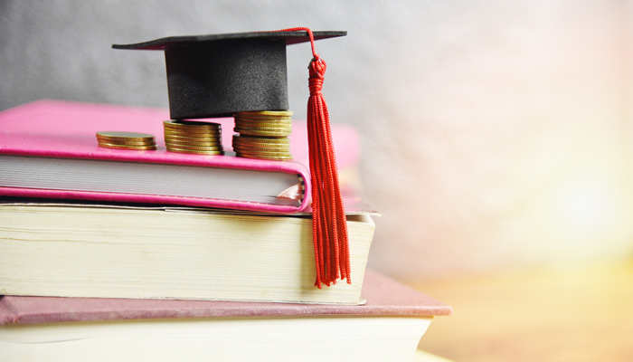 摄图网_305534793_奖学金教育概念对在书桌和木上为赠款教育节省的硬币存款实行毕业上限(企业商副本.jpg 摄图网_305534793_奖学金教育概念对在书桌和木上为赠款教育节省的硬币存款实行毕业上限(企业商副本.jpg