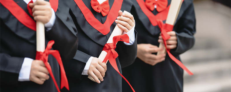 摄图网_501286460_手拿毕业证书()_副本.jpg 摄图网_501286460_手拿毕业证书()_副本.jpg