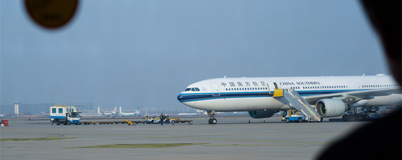摄图网_500800999_banner_机场登机的人(企业商用)_副本.jpg 摄图网_500800999_banner_机场登机的人(企业商用)_副本.jpg