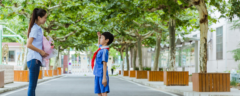 摄图网_500605093_banner_教师节献花学生给老师敬礼（企业商用）_副本.jpg