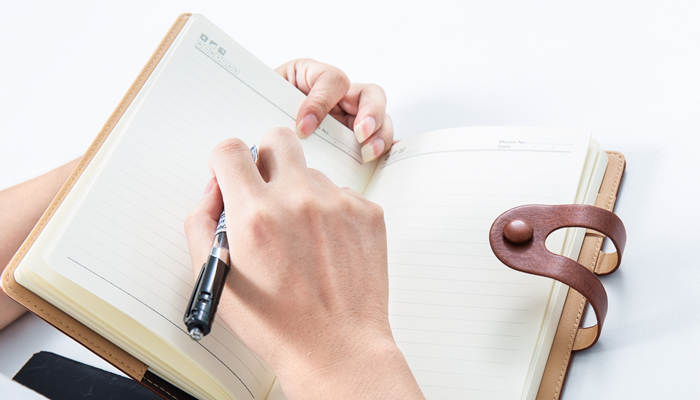 摄图网_500103393_手持笔在本子上书写内容(企业商本.jpg 摄图网_500103393_手持笔在本子上书写内容(企业商本.jpg