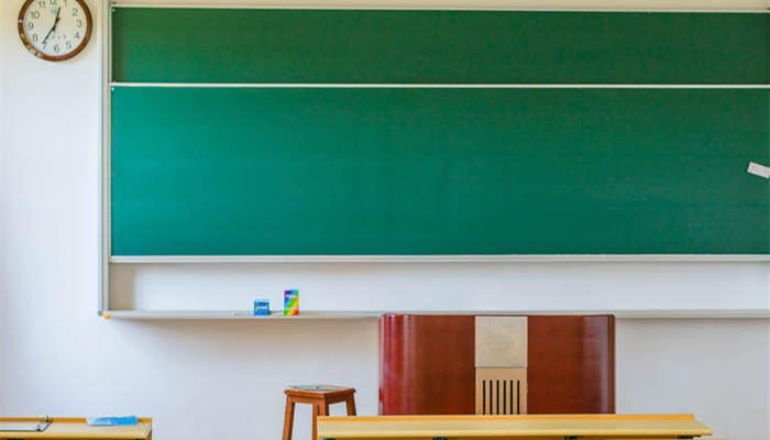 摄图网_500618874_大学校园教室黑板讲台(企业_副本.jpg 摄图网_500618874_大学校园教室黑板讲台(企业_副本.jpg