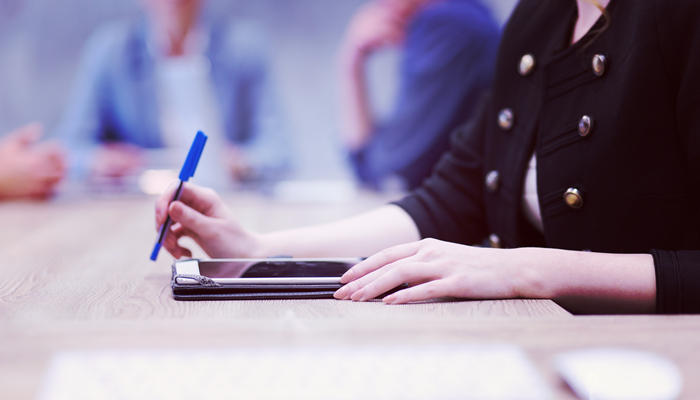 摄图网_300109265_轻的女商人用笔特写镜头的手(企业副本.jpg 摄图网_300109265_轻的女商人用笔特写镜头的手(企业副本.jpg