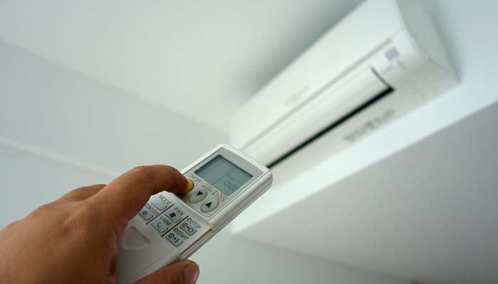 摄图网_304380589_用遥控器打开空调(企业商用)_副本.jpg 摄图网_304380589_用遥控器打开空调(企业商用)_副本.jpg