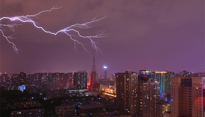 摄图网_501632381_banner_暴风雨前夕的闪电（企业商用）_副本.jpg