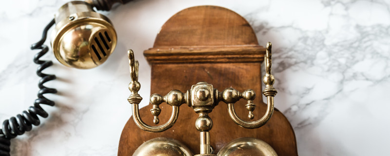 摄图网_307042572_大理石背景的古老磁铁手动电话机（企业商用）_副本.jpg