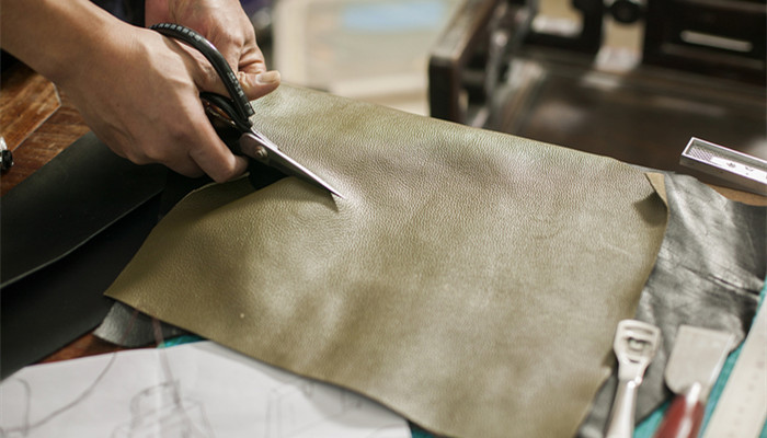 摄图网_500607891_banner_皮匠在专注的裁剪皮革（企业商用）_副本.jpg