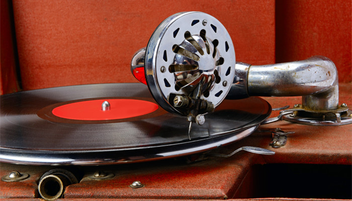摄图网_304264647_古老的留声机和乙烯盘关闭（企业商用）_副本.jpg