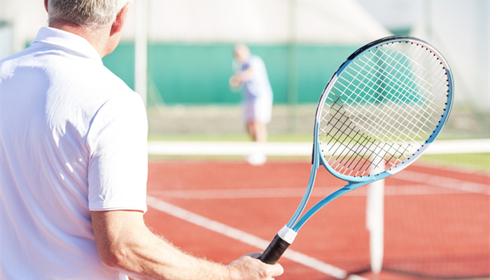 摄图网_300034509_banner_网球场上朋友起玩的成熟男人着球拍的后视镜（企业商用3）_副本.jpg