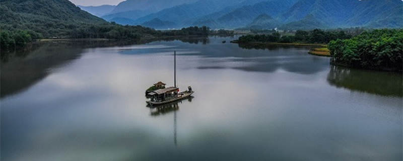 清澈的水域映照著湛藍的天空,形成清美而秀麗的大自然空間景象