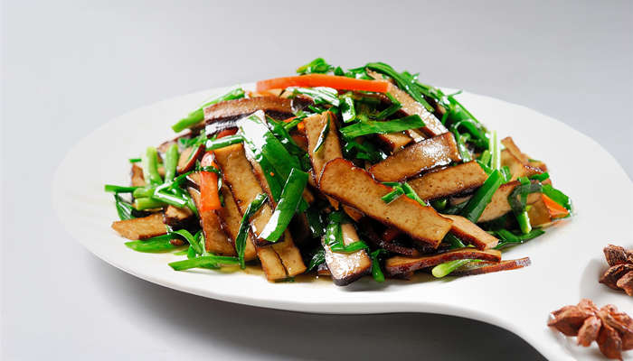 韭菜炒香干1,香干切条,红辣椒切丝,韭菜切段,根部和叶子要分开,因为