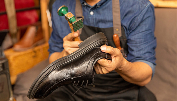 摄图网_501674153_banner_中年男性皮匠修理皮鞋(企业商用)_副本.jpg