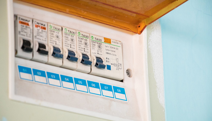 跳闸了推不上去怎么办