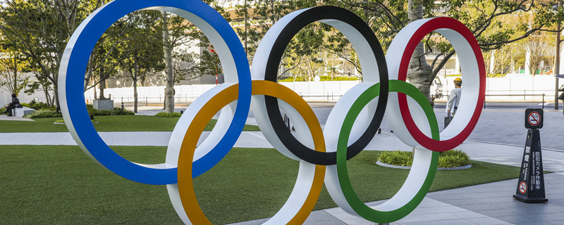 摄图网_501556847_banner_日本新国立竞技场为背景的奥运五环雕塑