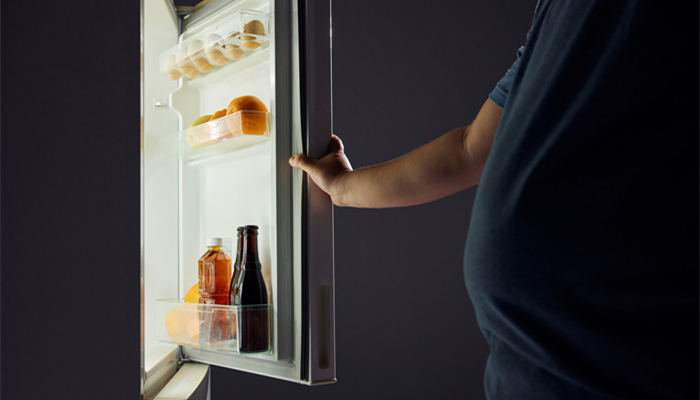 摄图网_502382676_banner_肥胖男士半夜开冰箱觅食特写(企业商用)