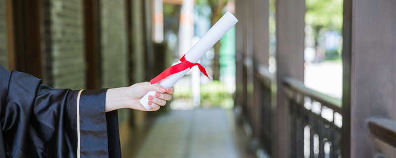 摄图网_500389777_banner_教室走廊前手拿证书的毕业生(企业商用)1