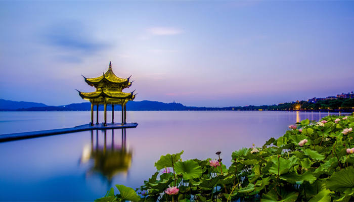 卷地風來忽吹散,望湖樓下水如天.黑雲翻墨未遮山,白雨跳珠亂入船.